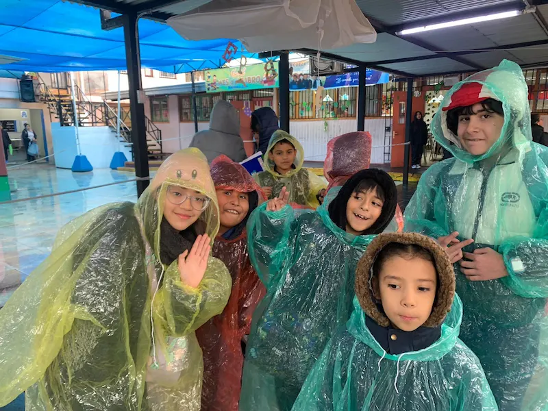 niños en la lluvia 